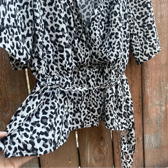 TRIXXI Women’s Animal Print Blouse Scalloped V Neck High Waist Medium - Picture 6 of 8